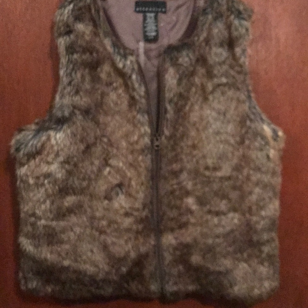 FAUX FUR VEST - Picture 2 of 5
